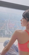 宣璐粉色礼裙背心搭配牛仔裤压腿运动健身私照
