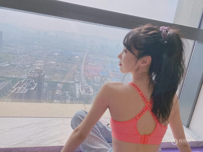宣璐粉色礼裙背心搭配牛仔裤压腿运动健身私照
