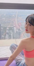 宣璐粉色礼裙背心搭配牛仔裤压腿运动健身私照