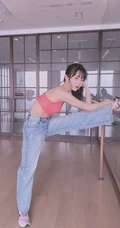 宣璐粉色礼裙背心搭配牛仔裤压腿运动健身私照