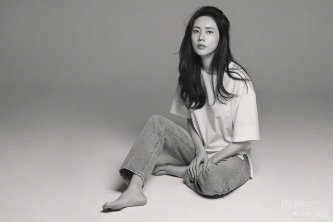 美,太美啦!秋瓷炫微博分享最新黑白写真大片