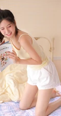 室内吃泡面的感觉如何，双酒窝背心短裤元气少女室内写真美图收录