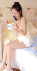 室内吃泡面的感觉如何，双酒窝背心短裤元气少女室内写真美图收录