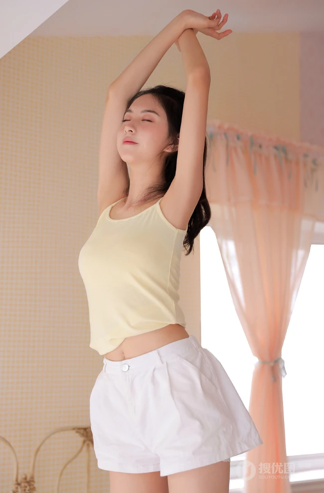 室内吃泡面的感觉如何，双酒窝背心短裤元气少女室内写真美图收录