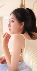 室内吃泡面的感觉如何，双酒窝背心短裤元气少女室内写真美图收录