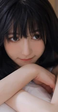 让人一见就心动的漂亮女孩，精选背心牛仔短裤少女居家室内写真图集