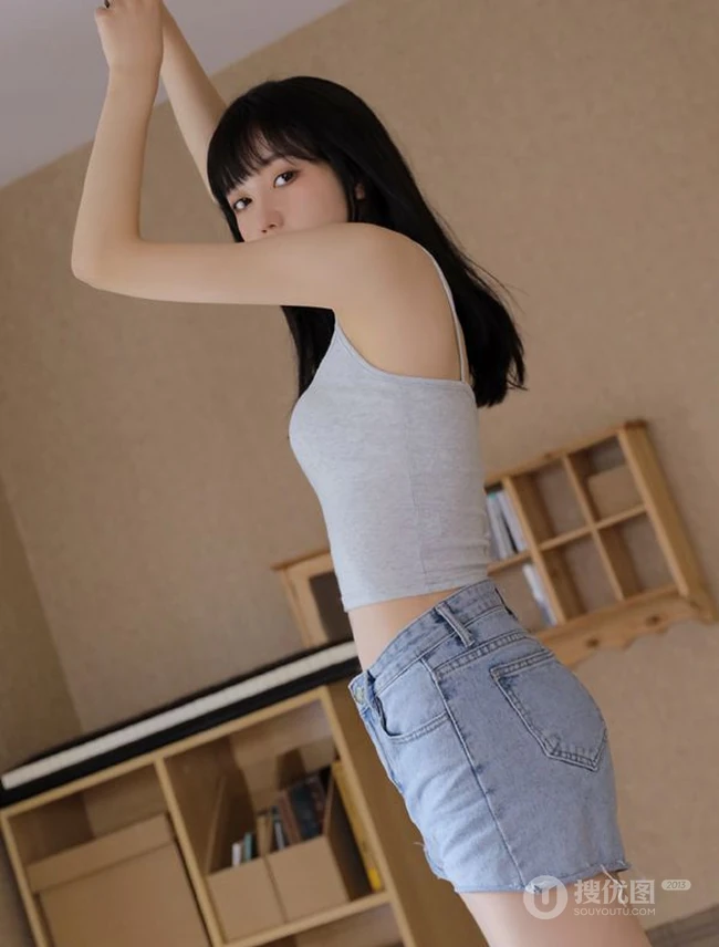让人一见就心动的漂亮女孩，精选背心牛仔短裤少女居家室内写真图集