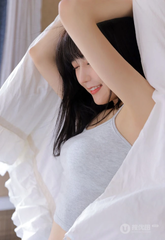 让人一见就心动的漂亮女孩，精选背心牛仔短裤少女居家室内写真图集