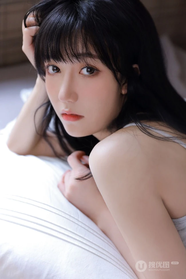 让人一见就心动的漂亮女孩，精选背心牛仔短裤少女居家室内写真图集
