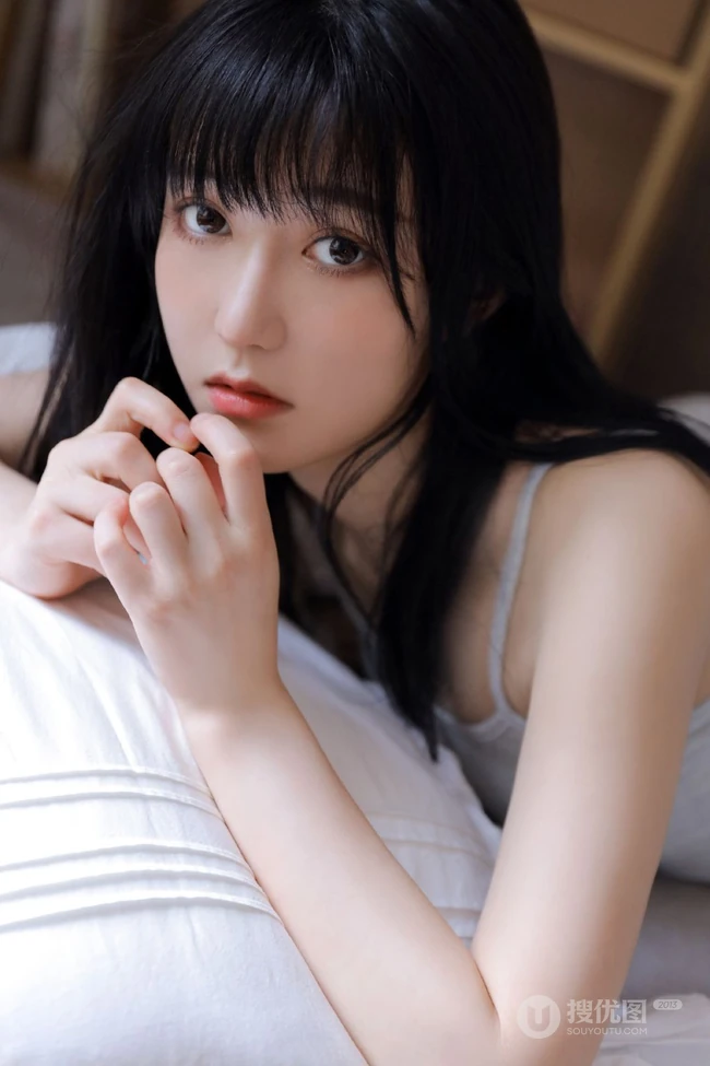 让人一见就心动的漂亮女孩，精选背心牛仔短裤少女居家室内写真图集