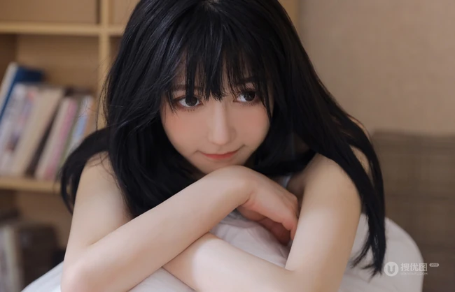 让人一见就心动的漂亮女孩，精选背心牛仔短裤少女居家室内写真图集