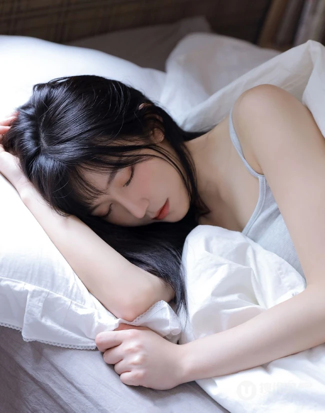 让人一见就心动的漂亮女孩，精选背心牛仔短裤少女居家室内写真图集