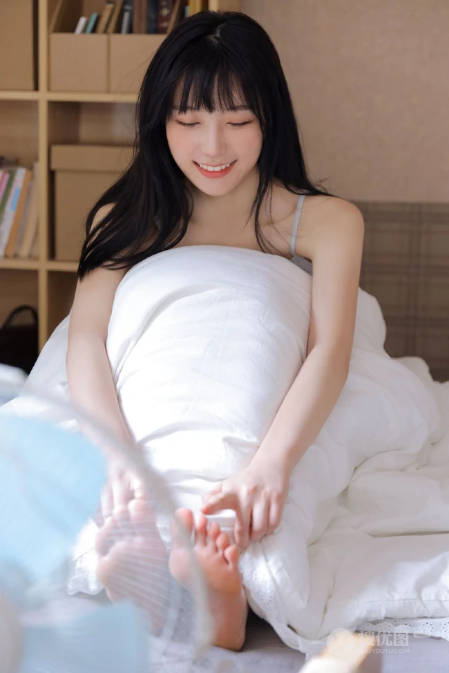 让人一见就心动的漂亮女孩，精选背心牛仔短裤少女居家室内写真图集