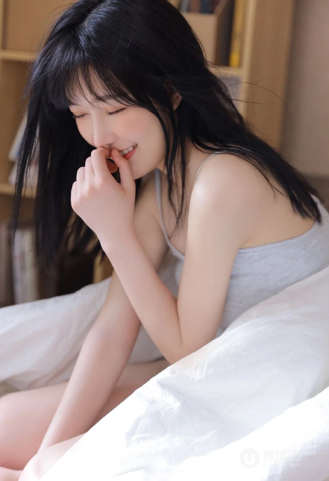 让人一见就心动的漂亮女孩，精选背心牛仔短裤少女居家室内写真图集