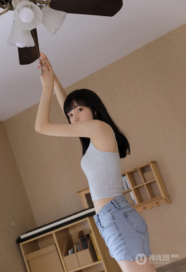 让人一见就心动的漂亮女孩，精选背心牛仔短裤少女居家室内写真图集