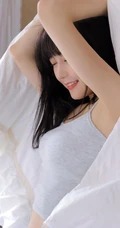 让人一见就心动的漂亮女孩，精选背心牛仔短裤少女居家室内写真图集