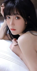 让人一见就心动的漂亮女孩，精选背心牛仔短裤少女居家室内写真图集