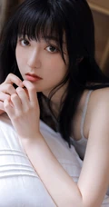 让人一见就心动的漂亮女孩，精选背心牛仔短裤少女居家室内写真图集