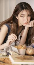 肤白貌美长发靓丽背带牛仔裤少女与零食为伴气质清新居家写真照