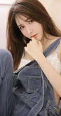 肤白貌美长发靓丽背带牛仔裤少女与零食为伴气质清新居家写真照