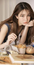 肤白貌美长发靓丽背带牛仔裤少女与零食为伴气质清新居家写真照