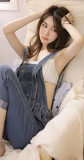 肤白貌美长发靓丽背带牛仔裤少女与零食为伴气质清新居家写真照