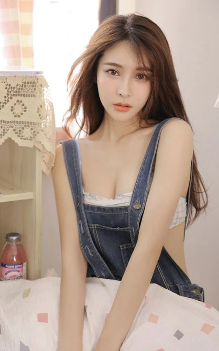 肤白貌美长发靓丽背带牛仔裤少女与零食为伴气质清新居家写真照