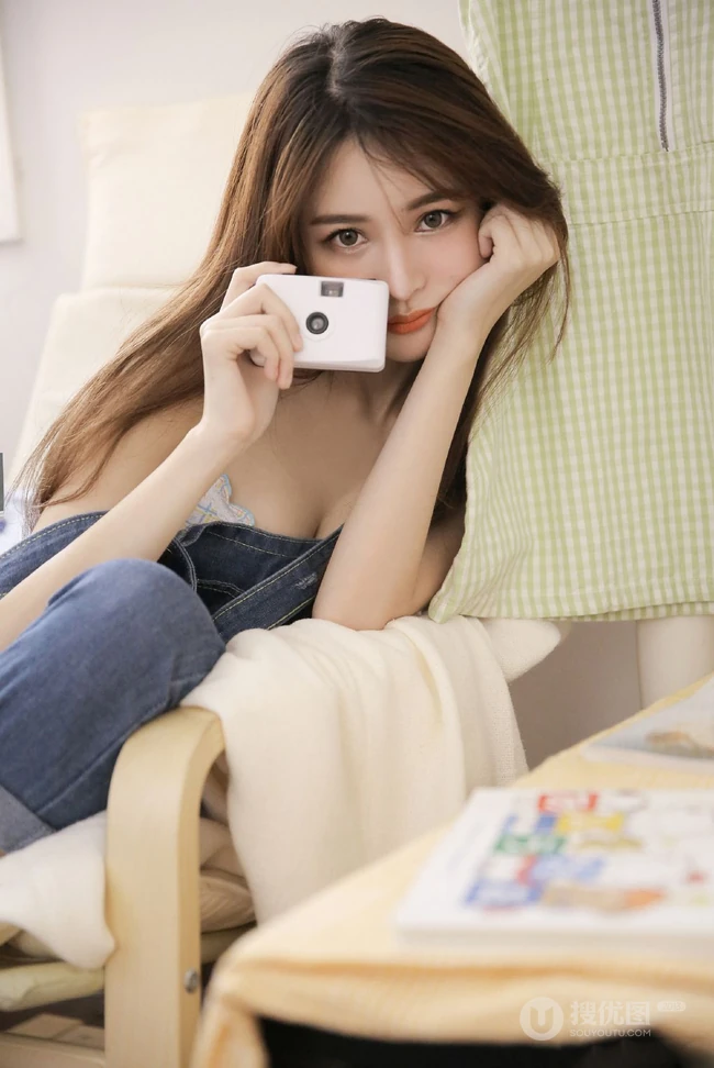 肤白貌美长发靓丽背带牛仔裤少女与零食为伴气质清新居家写真照