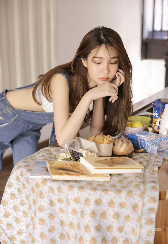 肤白貌美长发靓丽背带牛仔裤少女与零食为伴气质清新居家写真照