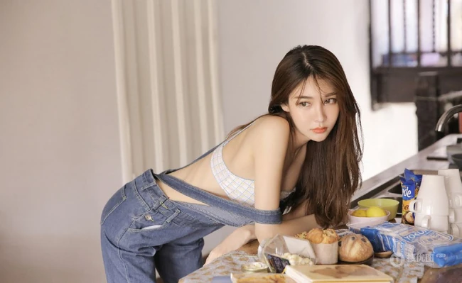 肤白貌美长发靓丽背带牛仔裤少女与零食为伴气质清新居家写真照
