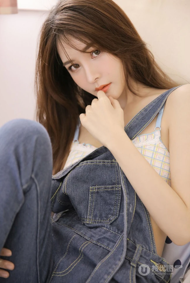 肤白貌美长发靓丽背带牛仔裤少女与零食为伴气质清新居家写真照