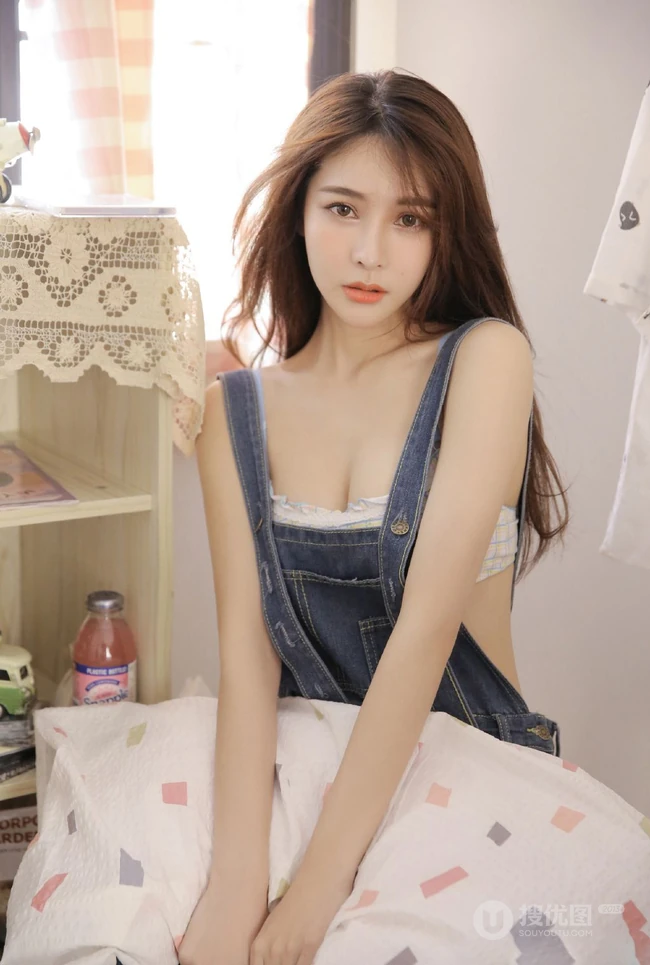 肤白貌美长发靓丽背带牛仔裤少女与零食为伴气质清新居家写真照