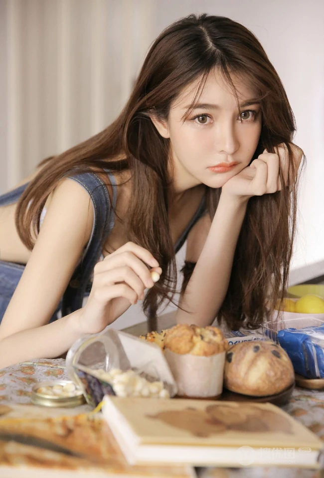 肤白貌美长发靓丽背带牛仔裤少女与零食为伴气质清新居家写真照