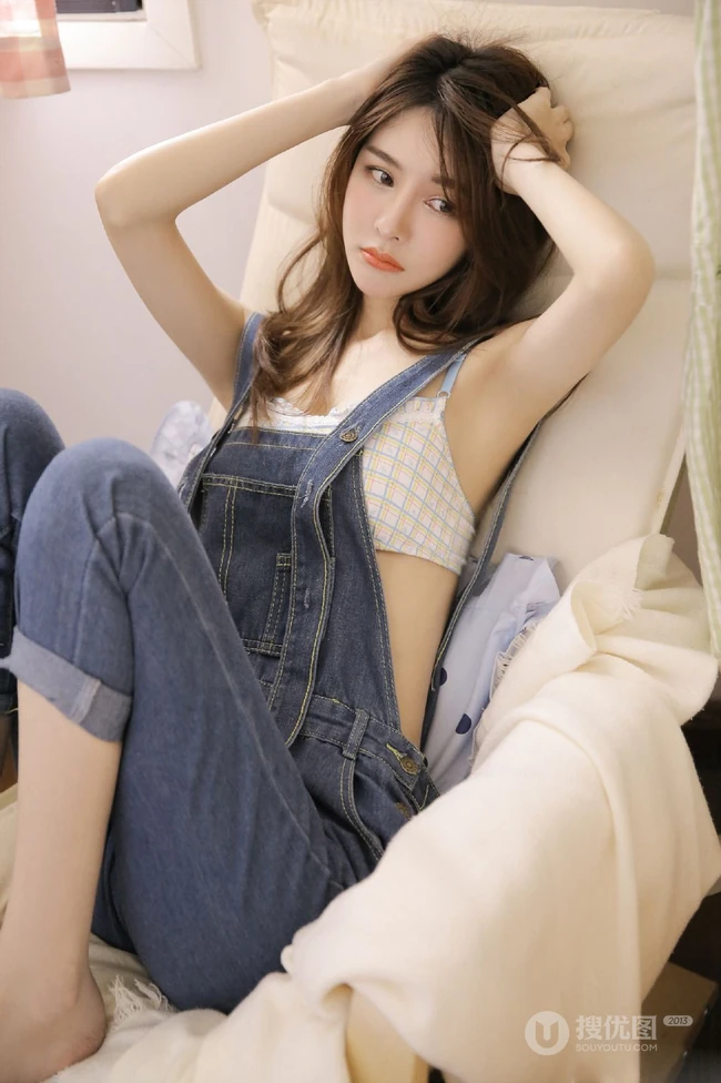 肤白貌美长发靓丽背带牛仔裤少女与零食为伴气质清新居家写真照