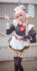 还原度蛮高的气质可爱萌妹cos阿斯托尔福女仆制服装扮写真图集