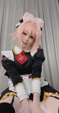 还原度蛮高的气质可爱萌妹cos阿斯托尔福女仆制服装扮写真图集