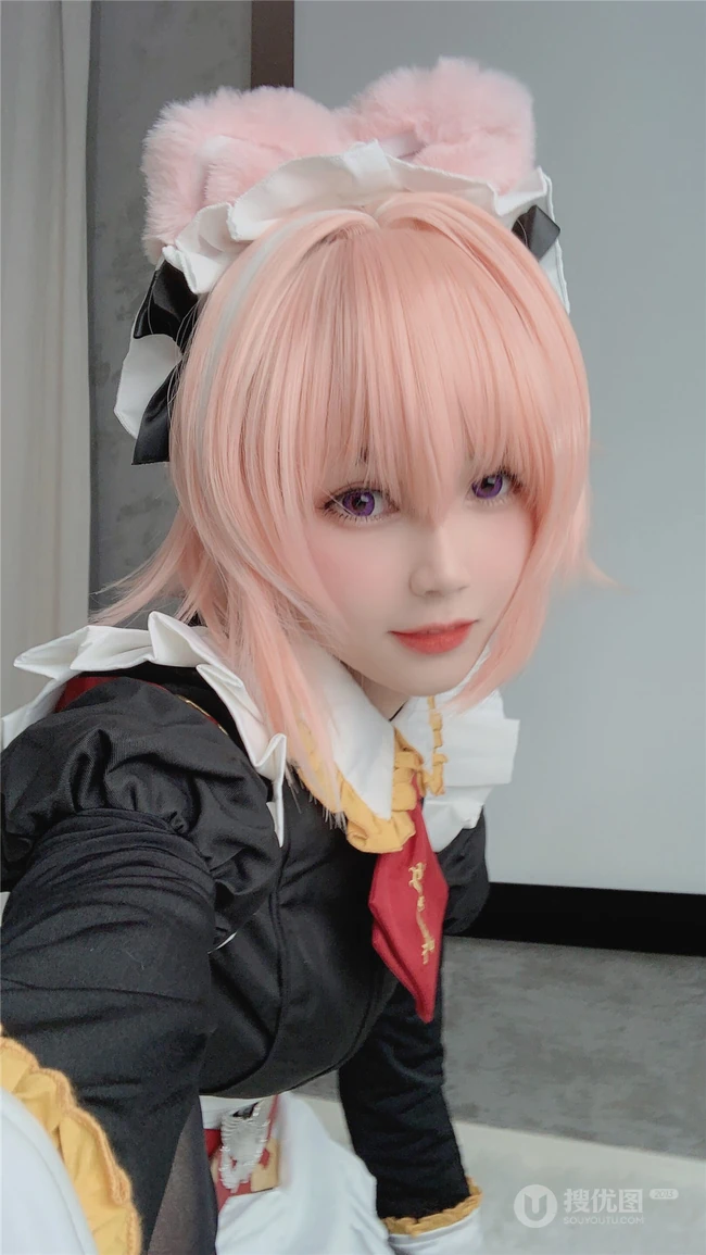还原度蛮高的气质可爱萌妹cos阿斯托尔福女仆制服装扮写真图集