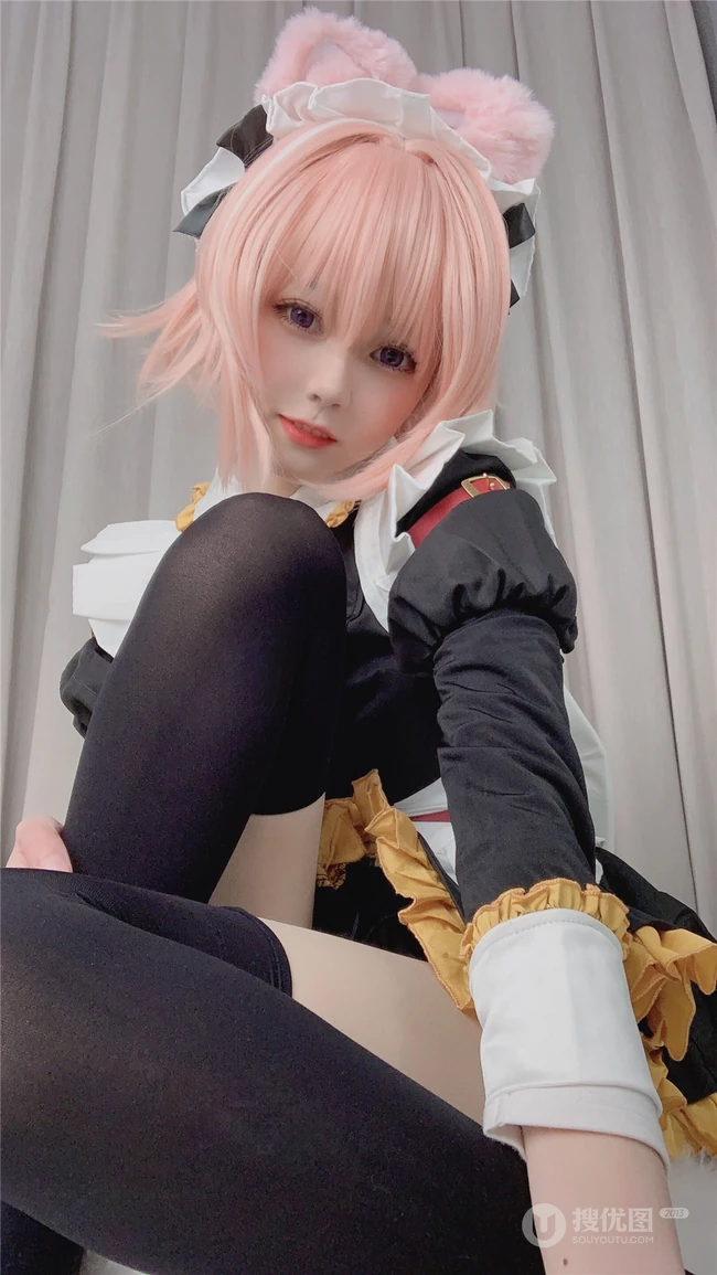 还原度蛮高的气质可爱萌妹cos阿斯托尔福女仆制服装扮写真图集