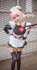 还原度蛮高的气质可爱萌妹cos阿斯托尔福女仆制服装扮写真图集