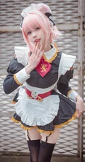 还原度蛮高的气质可爱萌妹cos阿斯托尔福女仆制服装扮写真图集
