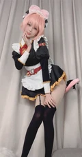 还原度蛮高的气质可爱萌妹cos阿斯托尔福女仆制服装扮写真图集