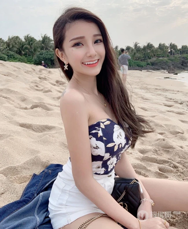 身材简直太不合规矩了，马来西亚匀称女生彭珊珊气质自拍，生活照片图集