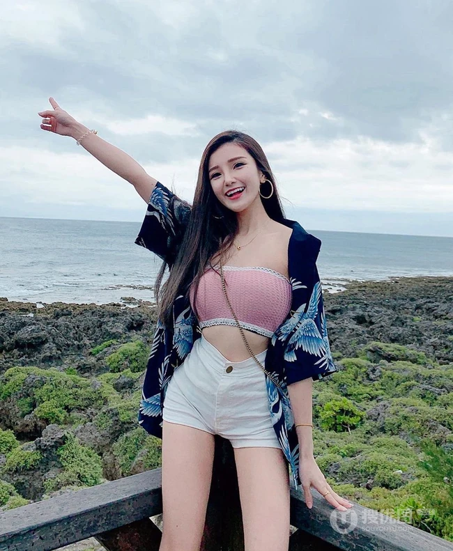 身材简直太不合规矩了，马来西亚匀称女生彭珊珊气质自拍，生活照片图集