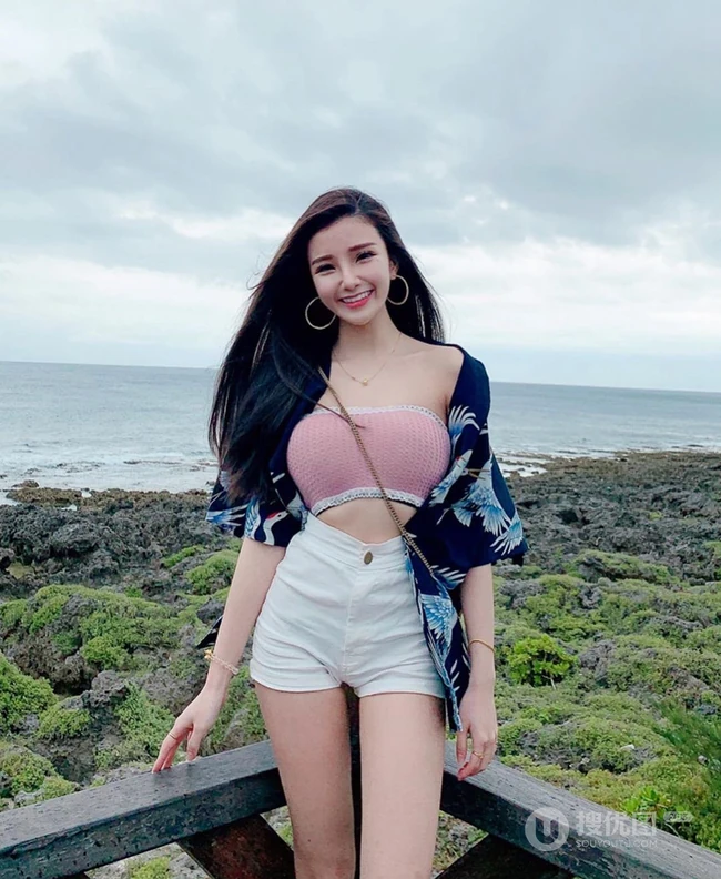 身材简直太不合规矩了，马来西亚匀称女生彭珊珊气质自拍，生活照片图集
