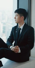 穿正装的刘昊然，男神刘昊然西装笔挺，手戴腕表帅气写真集