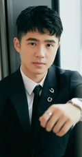 穿正装的刘昊然，男神刘昊然西装笔挺，手戴腕表帅气写真集
