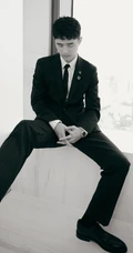穿正装的刘昊然，男神刘昊然西装笔挺，手戴腕表帅气写真集