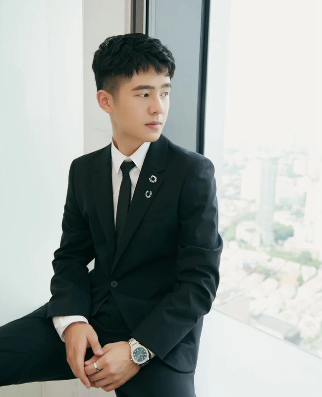 穿正装的刘昊然，男神刘昊然西装笔挺，手戴腕表帅气写真集