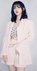 程潇粉色西服礼裙衣，短裤率性时尚秀美背，线条感写真