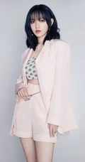 程潇粉色西服礼裙衣，短裤率性时尚秀美背，线条感写真